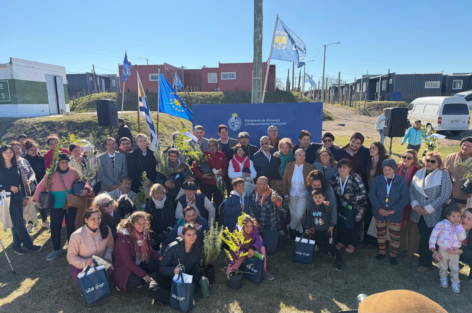 Emotiva entrega de viviendas en la zona de Maciel y Gutiérrez Ruiz